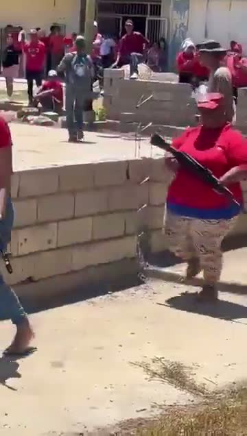 Illustrative photo for: Civilians weapon training Venezuela Begins Amid U.S.