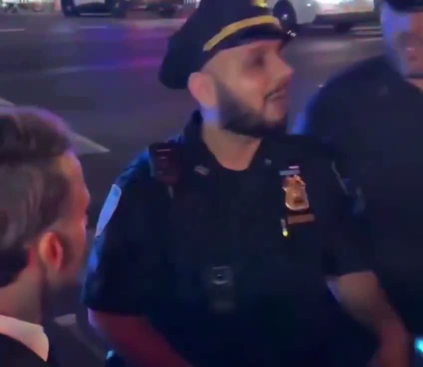 Illustrative photo for: Macron Trump motorcade incident: NYPD halts motorcade for