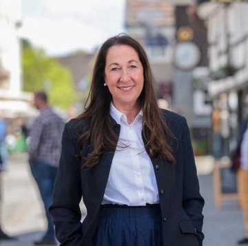 Illustrative photo for: Herdecke Mayor Stabbing: Iris Stalzer Attacked, Teen Son in