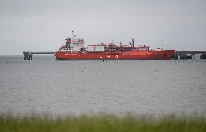 Illustrative photo for: Liquid natural gas bridge's role wanes as renewables