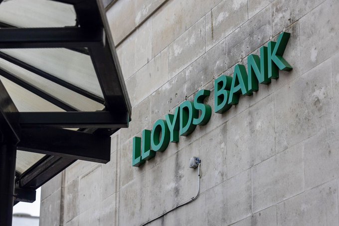 Illustrative photo for: Lloyds acquires Schroders stake to boost affluent client