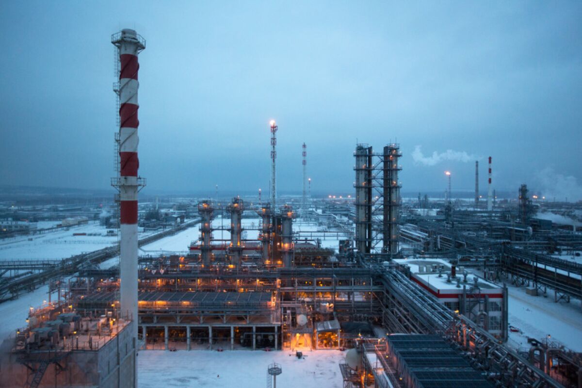 Illustrative photo for: Russian Oil Price Decline Hits Markets as Sanctions Disrupt