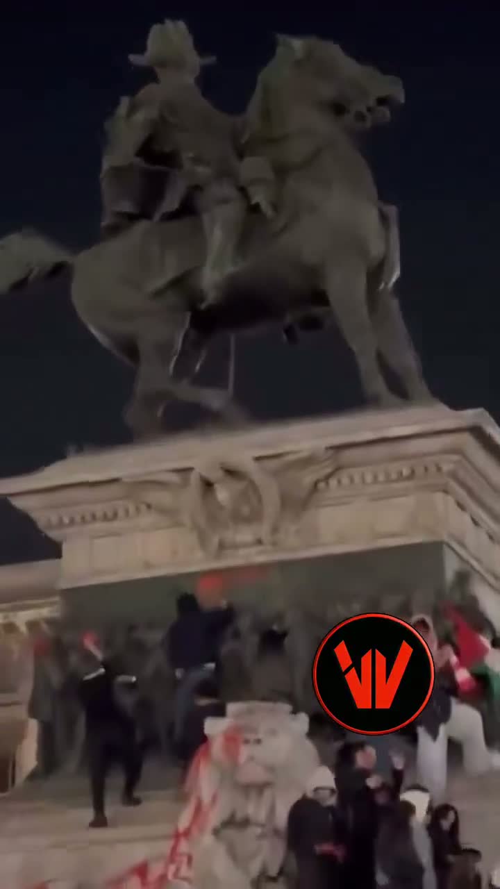 Illustrative photo for: Protesters deface historical statue of Italy’s first king