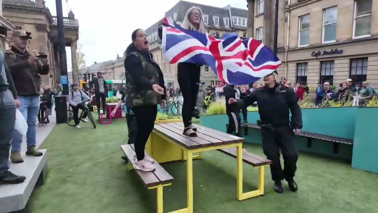 Illustrative photo for: British police flag theft triggers protests over Israel and