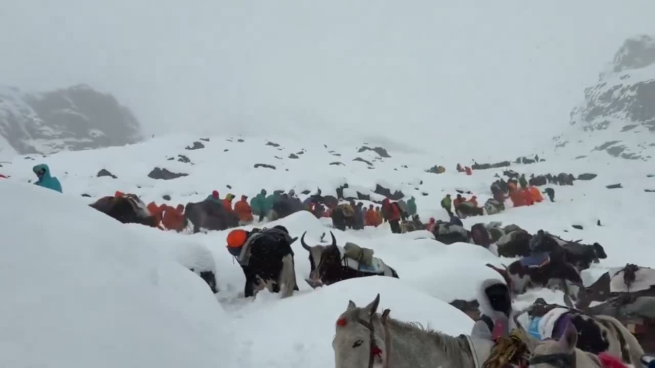 Illustrative photo for: Everest snowstorm rescue: Hundreds trapped on Tibetan side