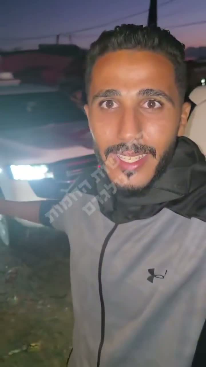 Illustrative photo for: Gazans Storm Red Cross Vehicles Amid Chant of “Free