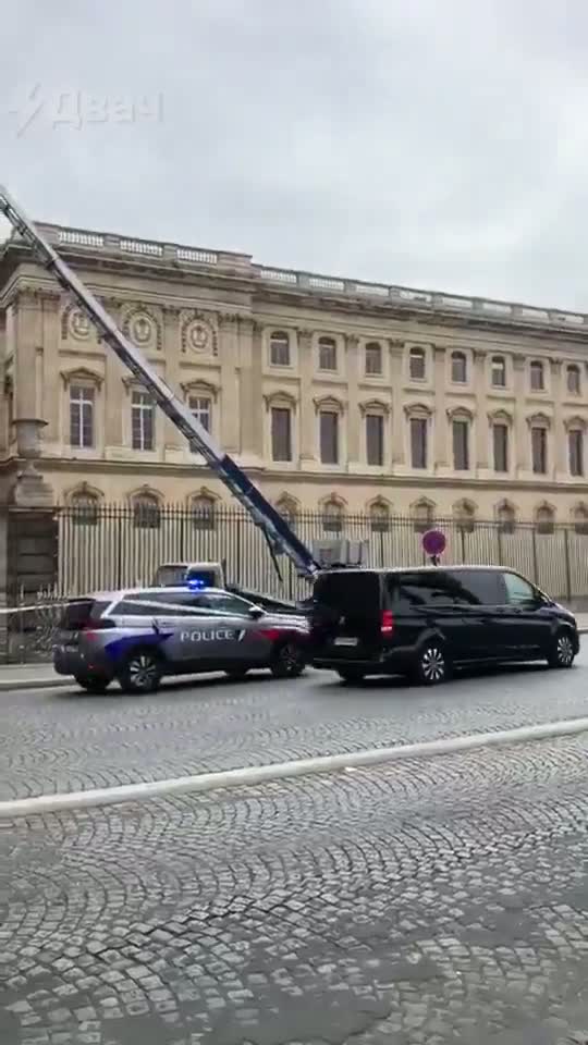 Illustrative photo for: Louvre theft building break: Thieves use truck and angle