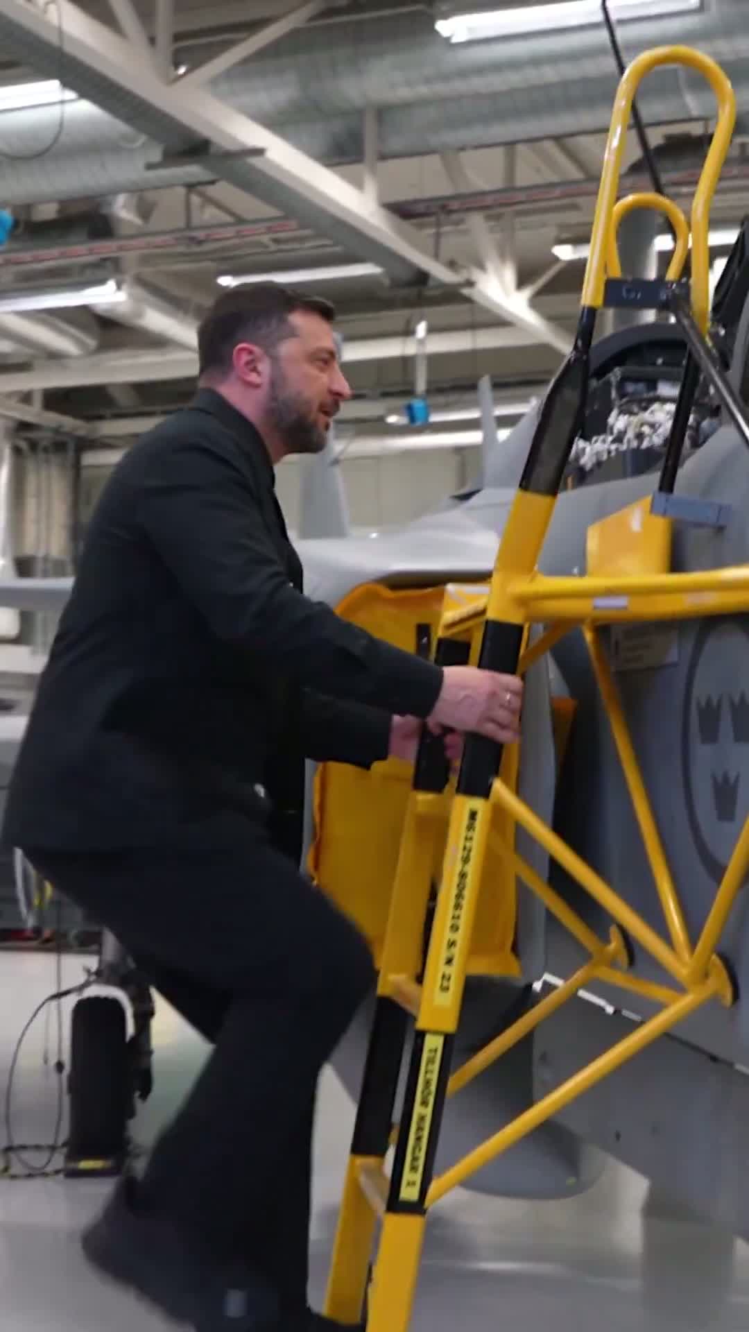 Illustrative photo for: Ukraine buys Saab Gripen: Zelensky Tests JAS 39 Ahead of