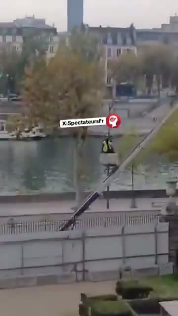 Illustrative photo for: Louvre Heist Burglars Fleeing with €88M Crown Jewels in