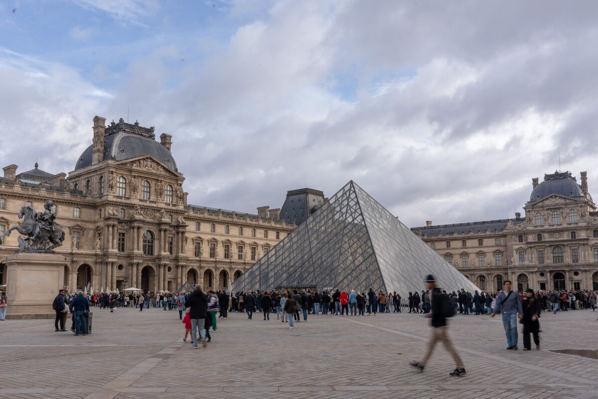 Illustrative photo for: Two Suspects in Louvre Jewel Heist Charged After Paris