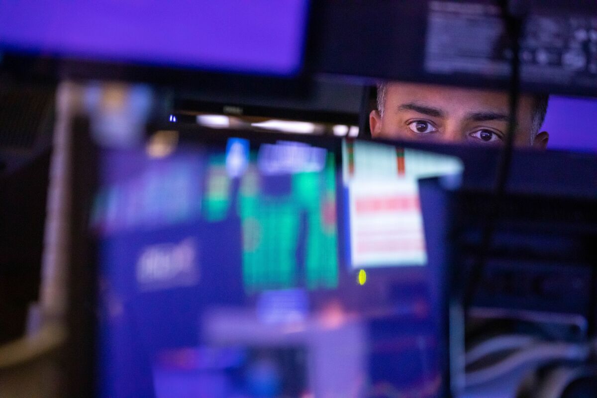 Illustrative photo for: Equity Traders Bonus Increase: Expected to Benefit Most