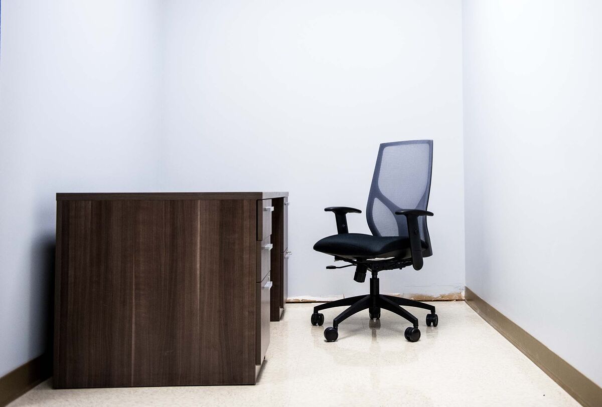 Illustrative photo for: Layoff Wave 2025 Analysis: Bloomberg Experts Discuss U.S.