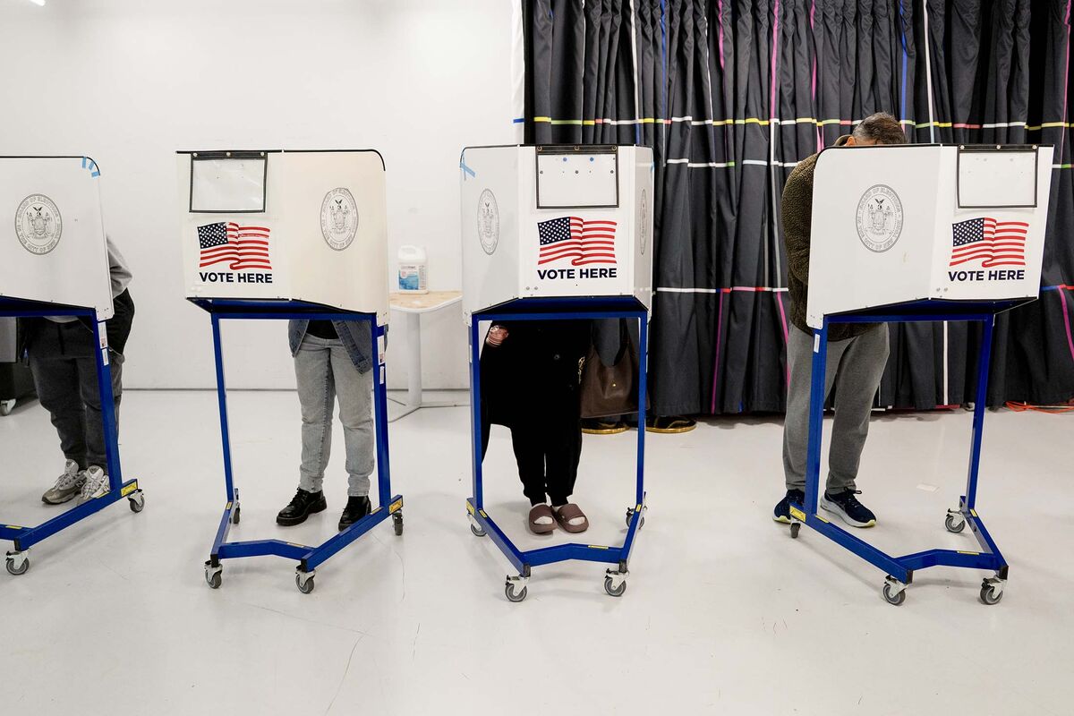 Illustrative photo for: Election ballots 2023: Voters Cast First Major Ballots in