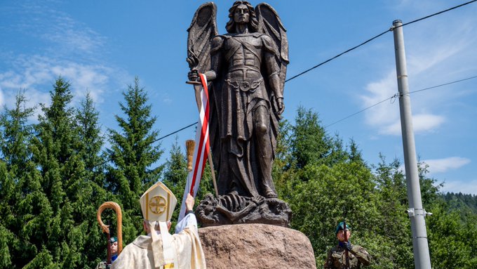 Illustrative photo for: Polish Priests Unveil 6-Meter St Michael Archangel Statue
