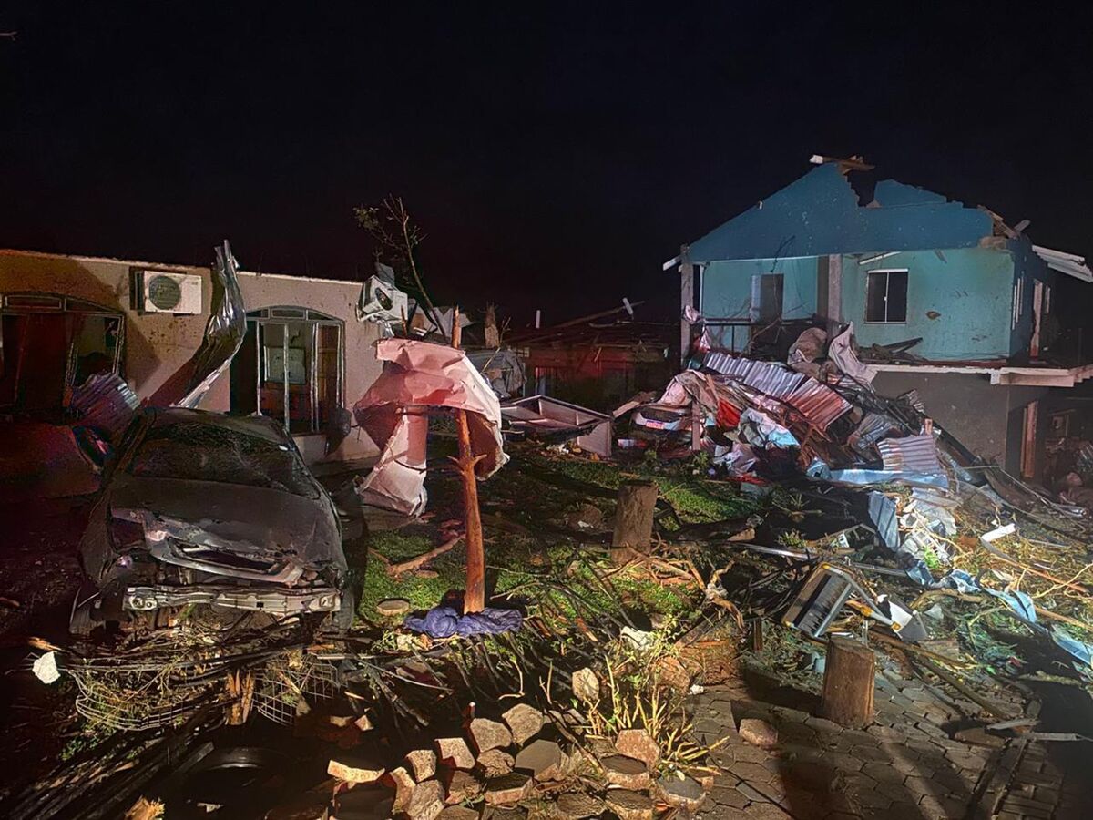 Illustrative photo for: Tornado Damage Paraná Brazil Leaves Six Dead and Over 400