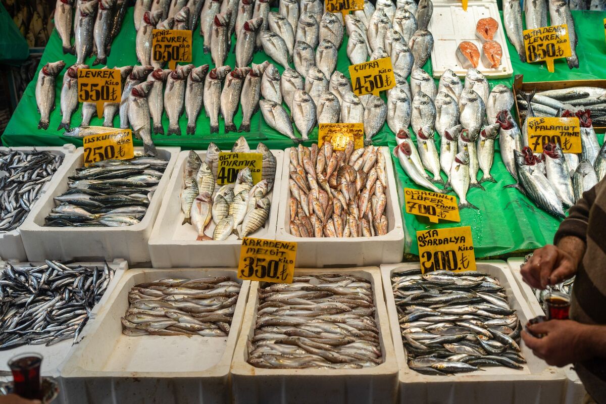 Illustrative photo for: High food prices in Turkey force Turks to make hours-long