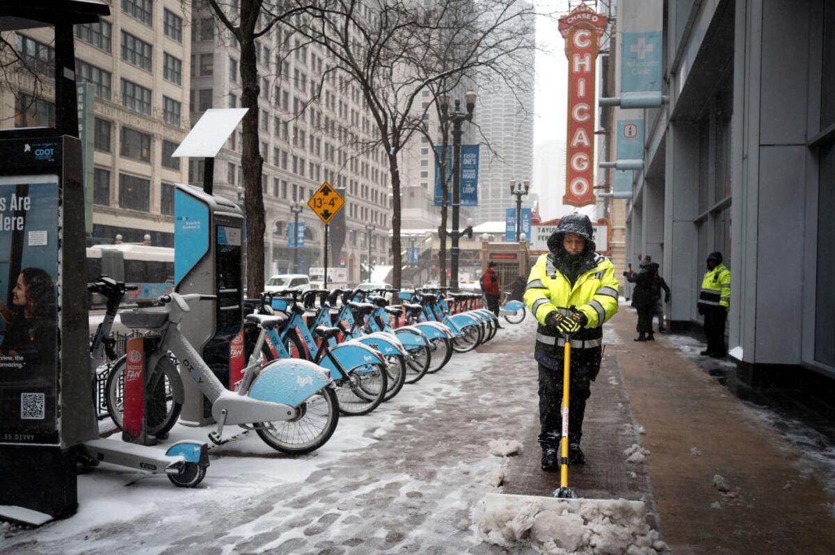 Illustrative photo for: Chicago snow travel disruptions expected due to storm and