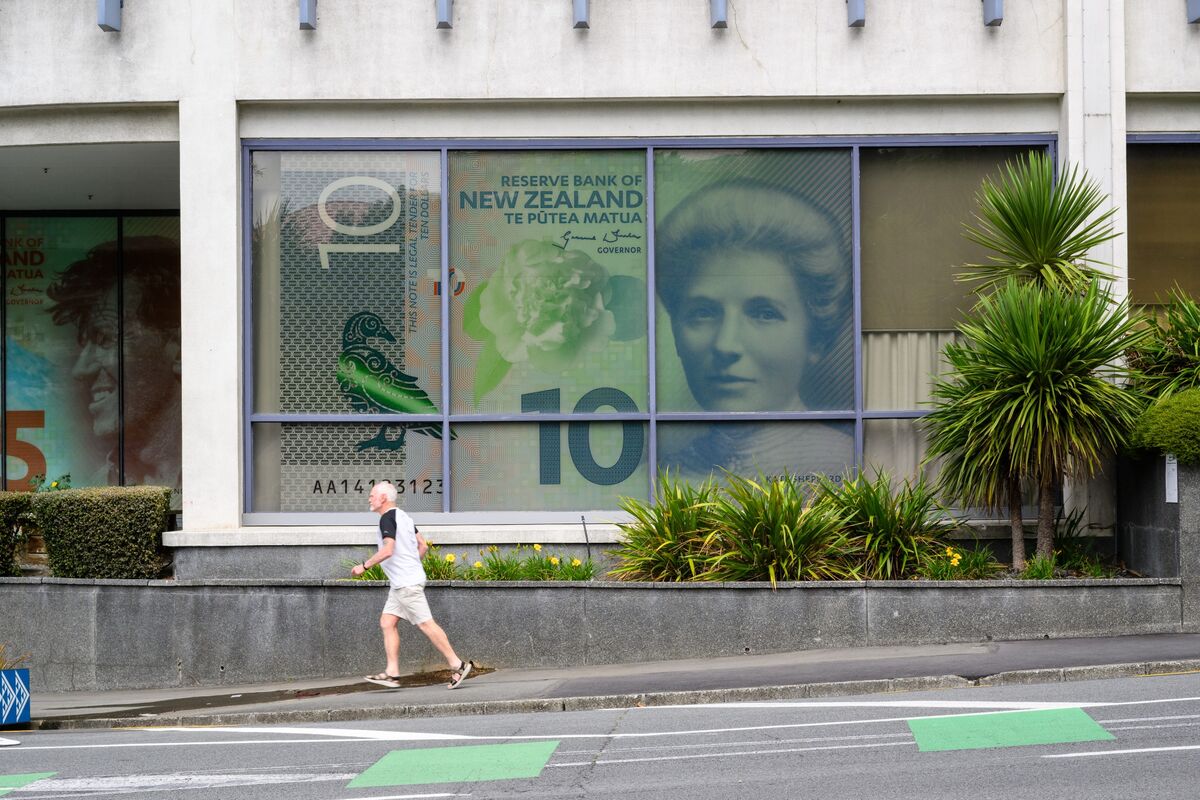 Illustrative photo for: New Zealand dollar decline Deepens as Central Bank Rate
