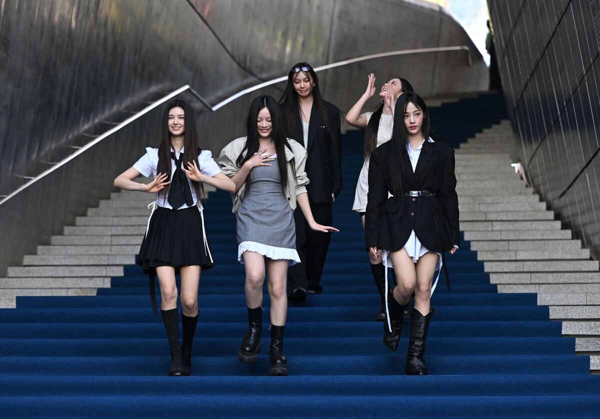 Illustrative photo for: NewJeans group reunion with Hybe after nearly two years