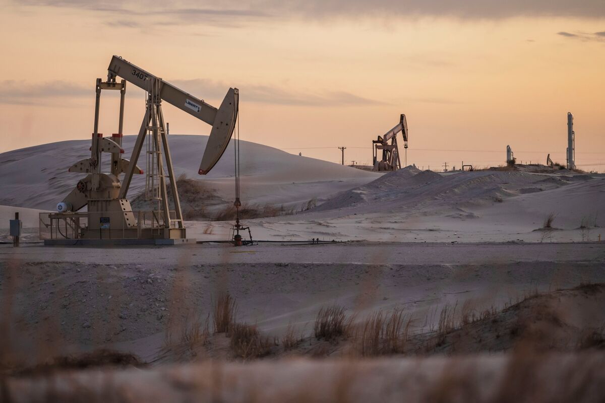 Illustrative photo for: OPEC Oil Market Outlook Shifts to Surplus Forecast for Q3