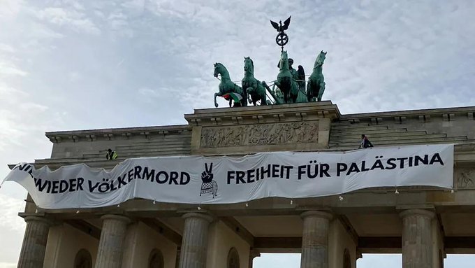 Illustrative photo for: Berlin activists pro Palestine rally at Brandenburg Gate