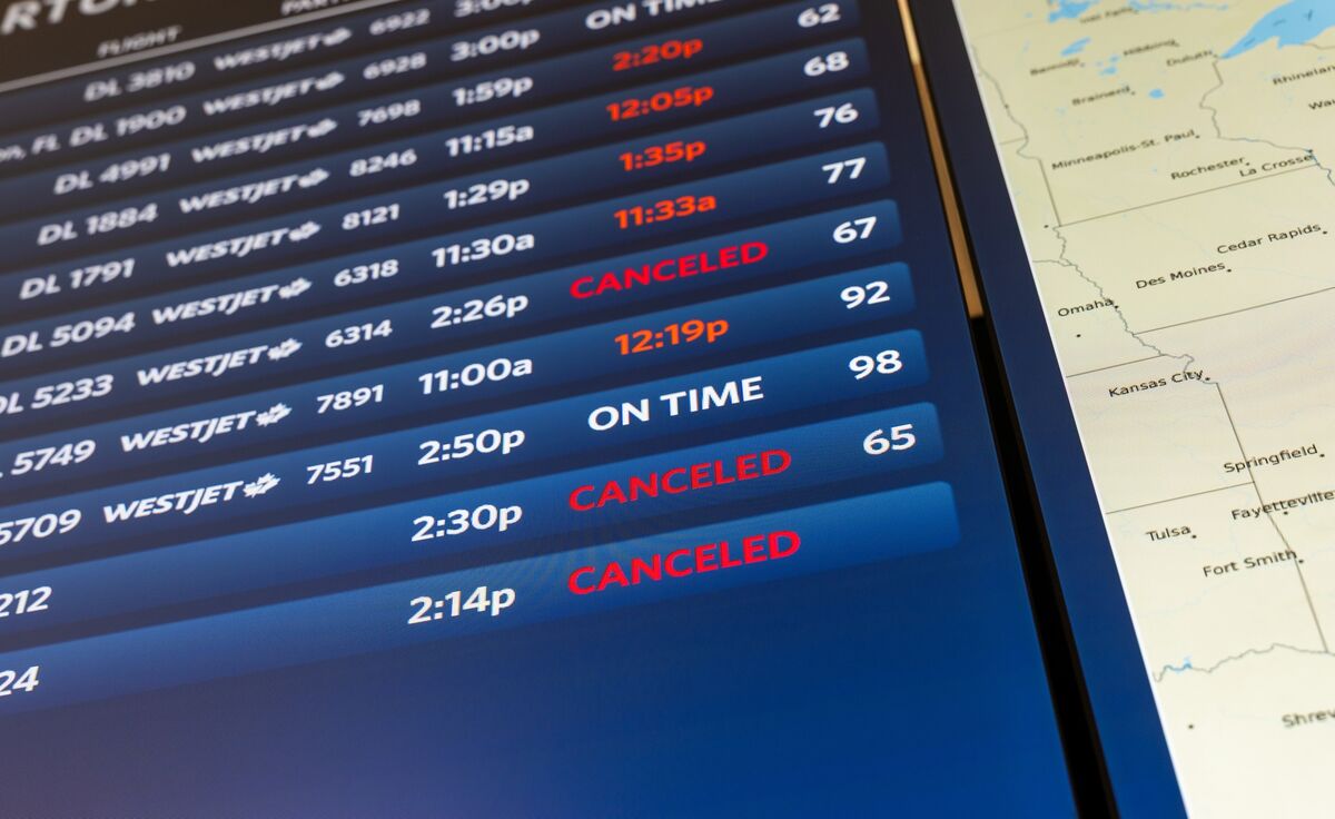 Illustrative photo for: Evening Briefing: Pilot Crew Scheduling Amid Flight Cuts