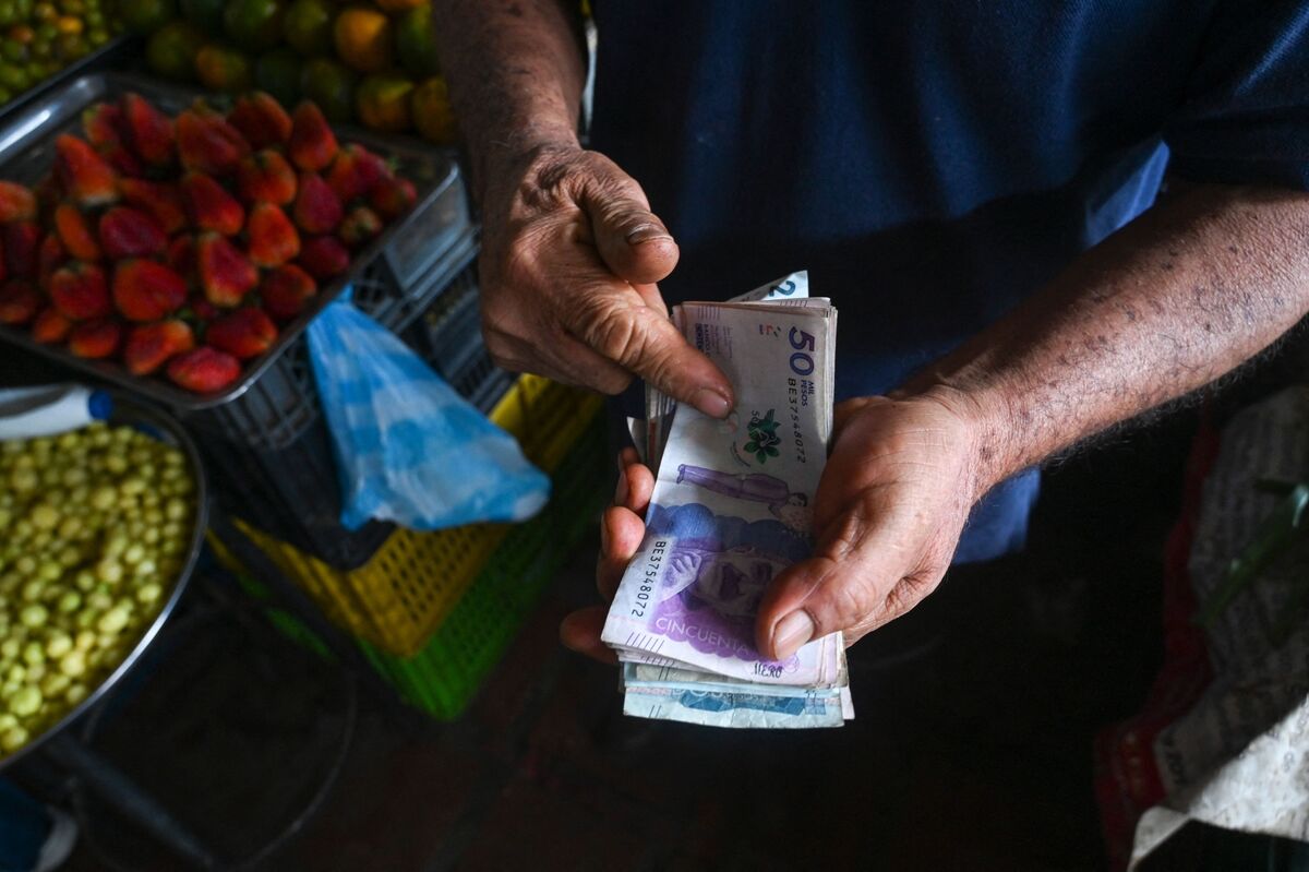 Illustrative photo for: Colombian Peso Dollar Sales Drop as Pressure Eases