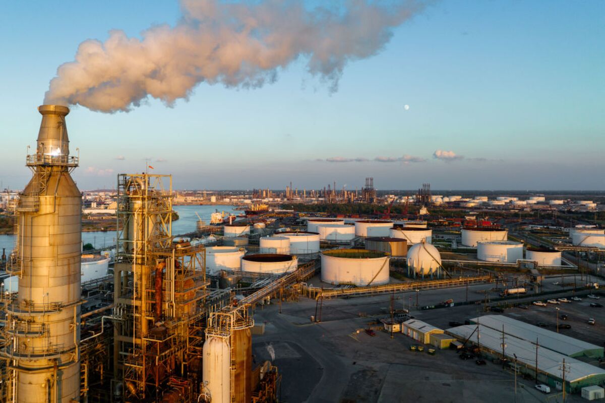 Illustrative photo for: Oil refiner profits soar as fuel prices rise despite high