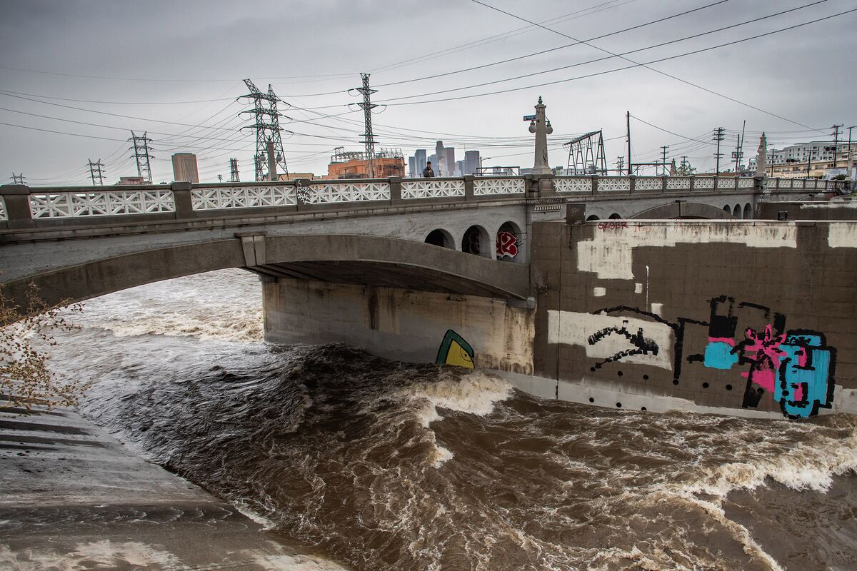 Illustrative photo for: Southern California rain cleanup underway after record