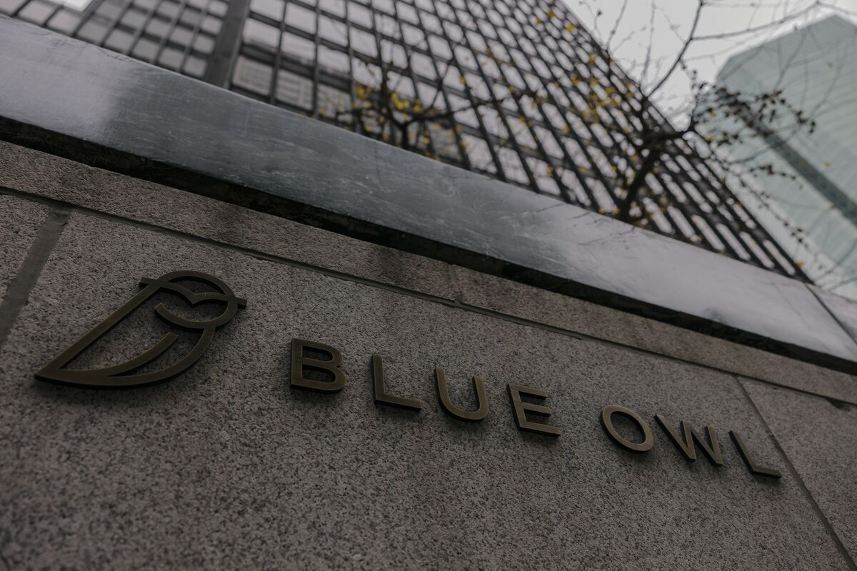 Illustrative photo for: Blue Owl Capital merger cancellation follows share decline