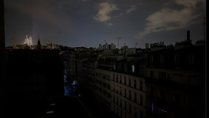 Illustrative photo for: Paris blackout metro halt: Power outage disrupts 170,000