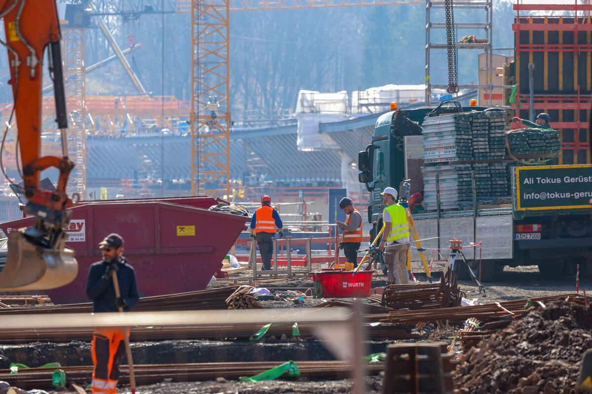 Illustrative photo for: Euro-Area Pay Growth Slows, Boosting ECB's Inflation Outlook