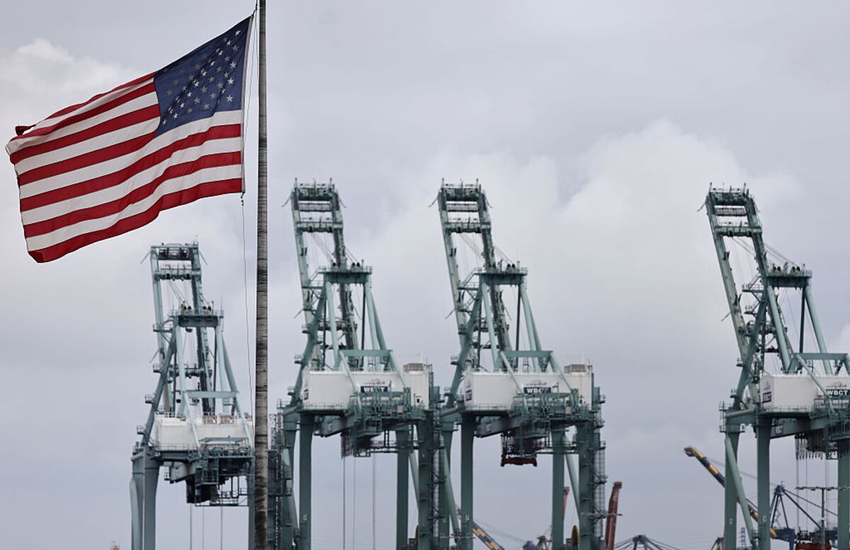 Illustrative photo for: Container ship fire at Los Angeles port prompts residents