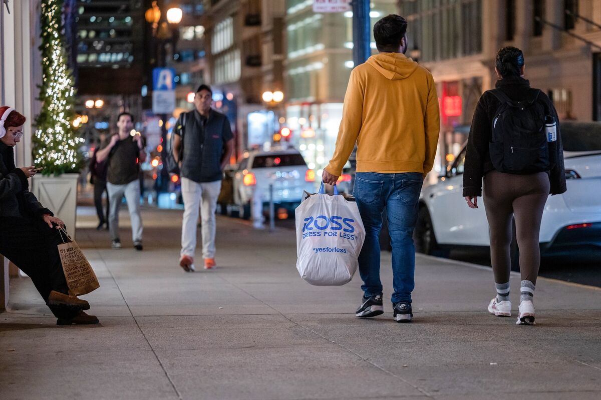 Illustrative photo for: American Consumers Enter Holiday Season Facing Economic