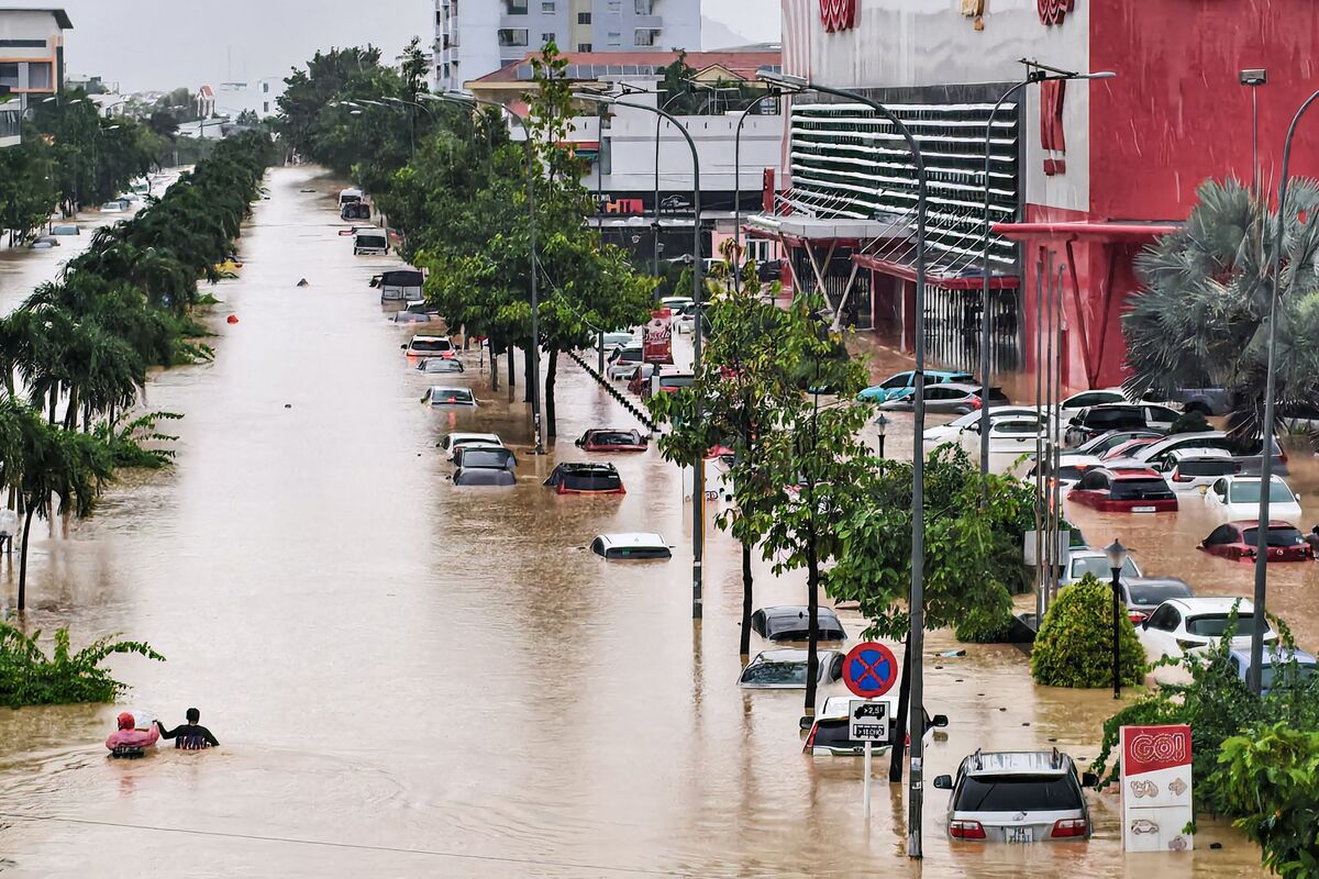 Illustrative photo for: Central Vietnam flooding claims 90 lives, dozens missing