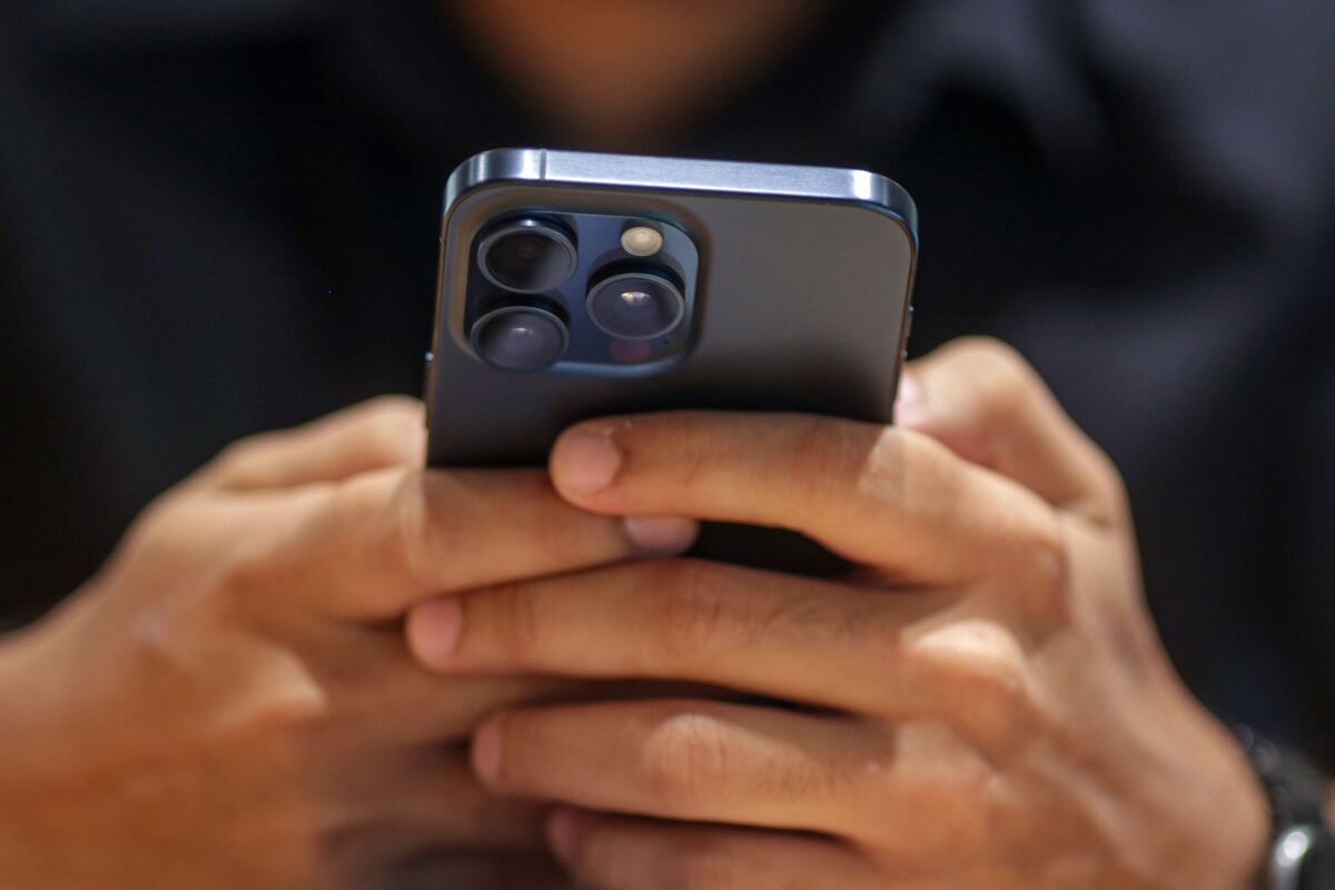 Illustrative photo for: India retail traders caution on equities amid growth worries