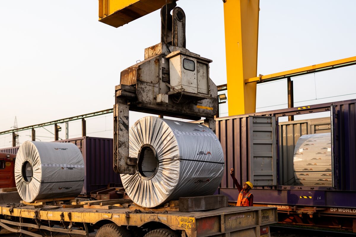 Illustrative photo for: India economic growth surprises last quarter, demonstrating