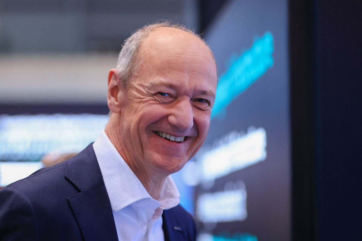 Illustrative photo for: Siemens CEO Roland Busch Focuses on Siemens AI Expansion