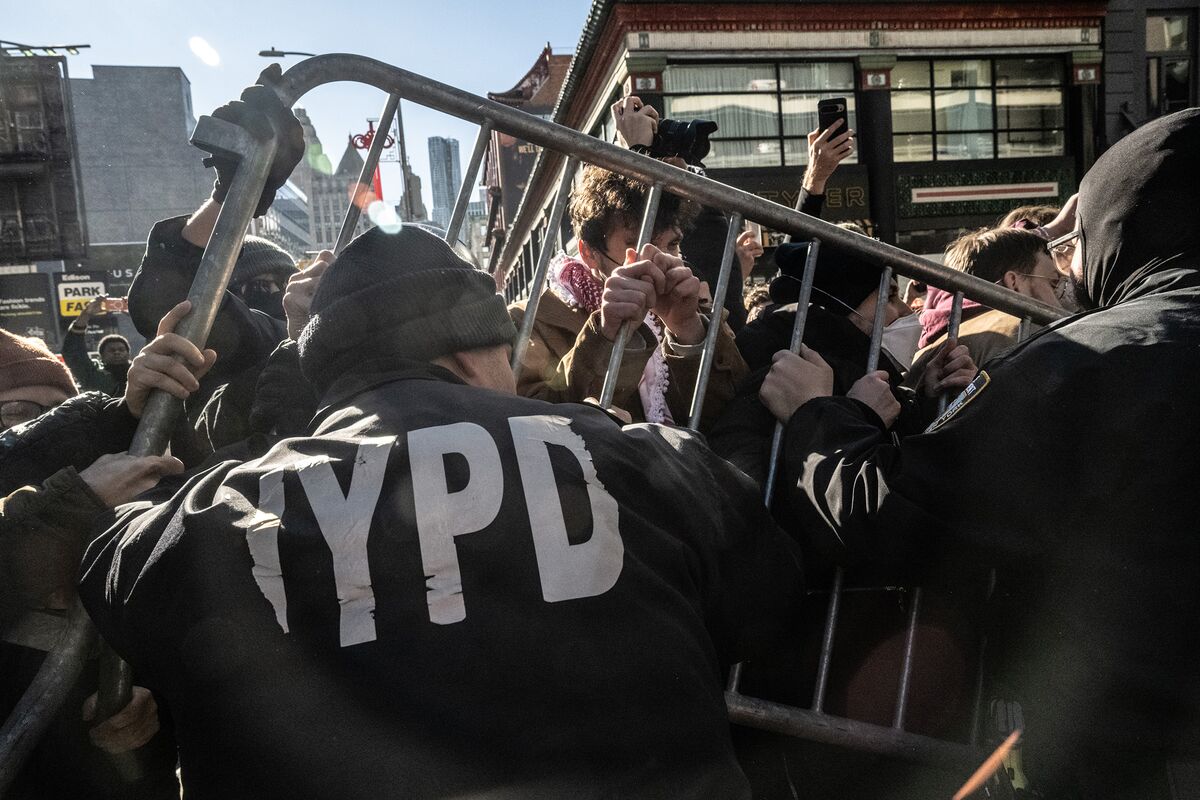 Illustrative photo for: Immigration Operation Protest Forces DHS Agents to Retreat
