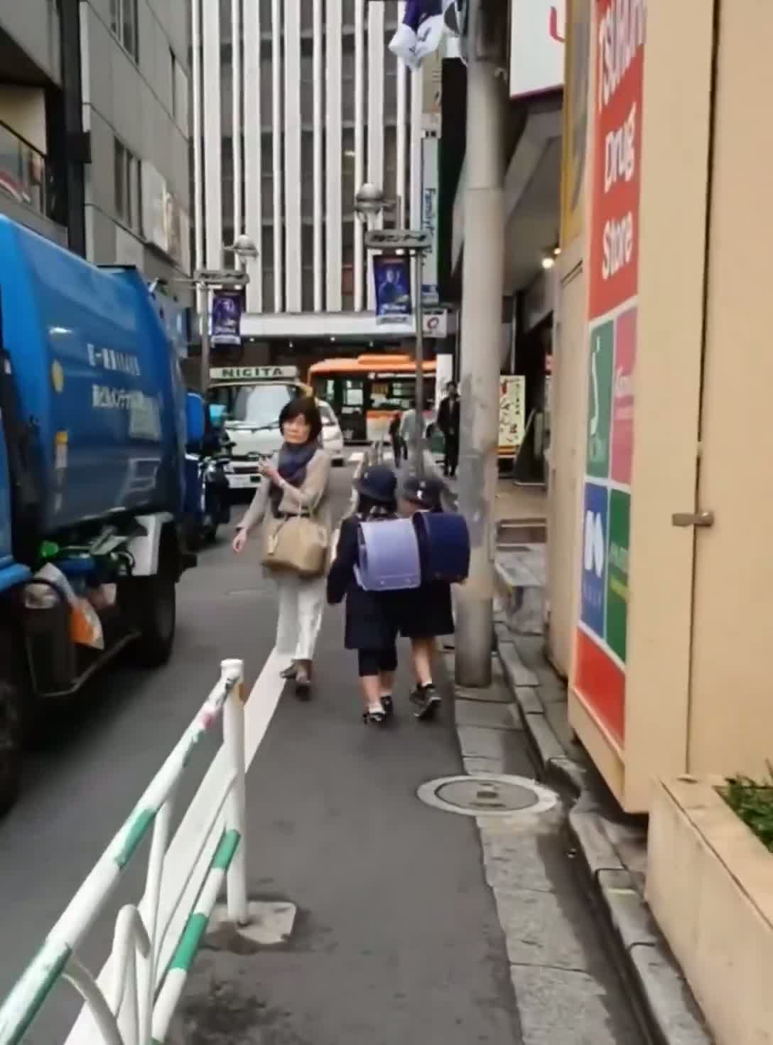 Illustrative photo for: Japanese Fifth Graders Walk to School Independently Due to