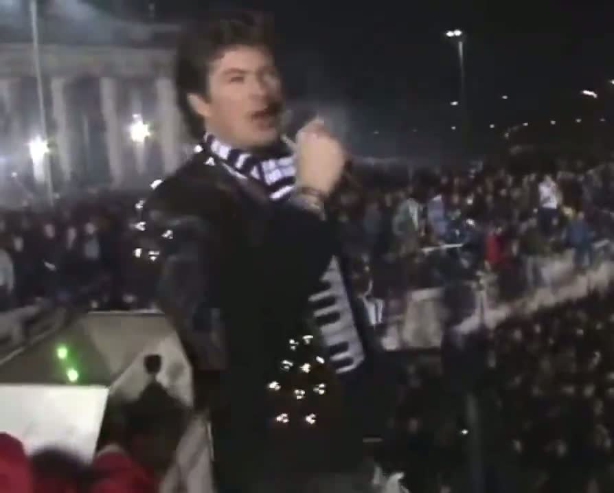Illustrative photo for: David Hasselhoff Performs on Berlin Wall on New Year’s Eve