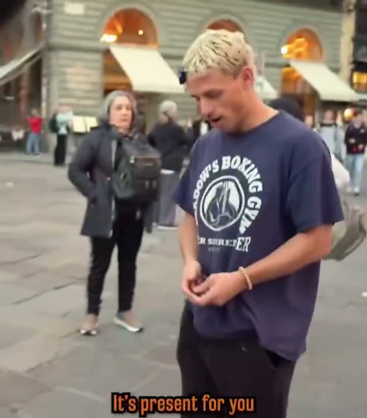 Illustrative photo for: African Migrant Gift Australian Tourist in Rome
