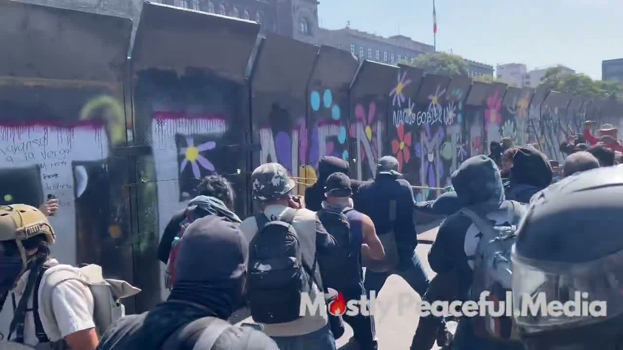 Illustrative photo for: Mexican Riot Police Barricade Wall During Clash with Gen Z
