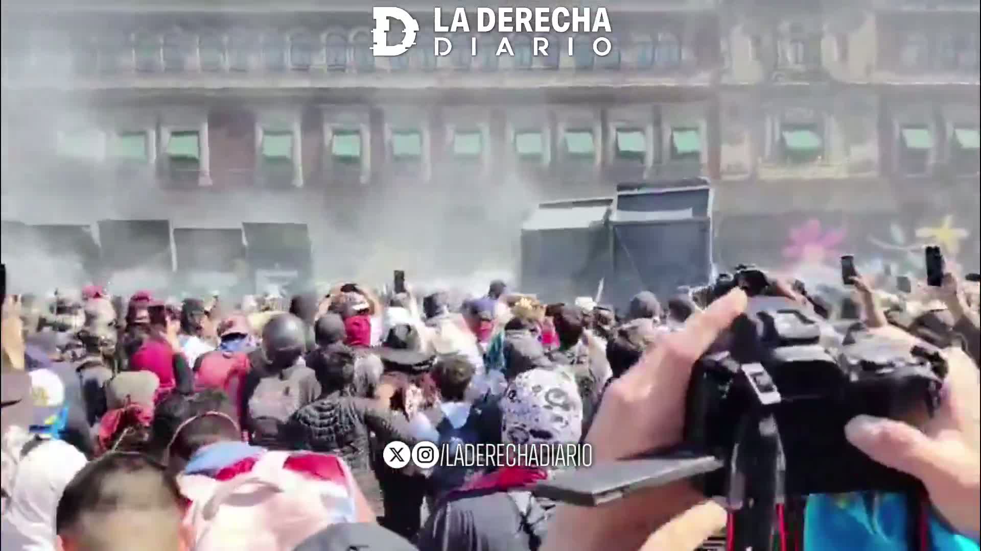 Illustrative photo for: Mexican Gen Z protesters Tear Down Palace Wall in