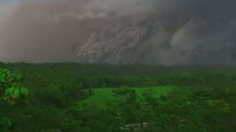 Illustrative photo for: Breaking: Mount Semeru volcano eruption Shakes East Java