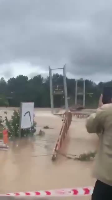 Illustrative photo for: Vietnam flooding military assistance deployed amid central