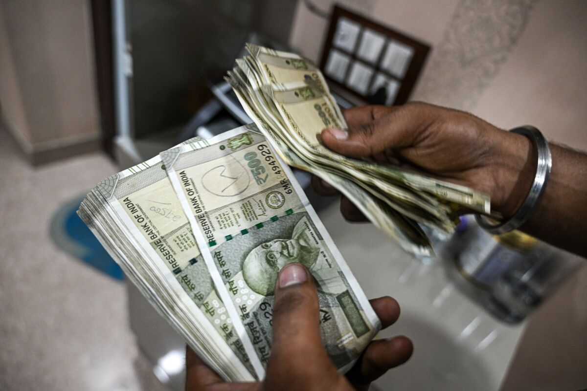 Illustrative photo for: Indian rupee all time low: Rupee hits record lows as RBI