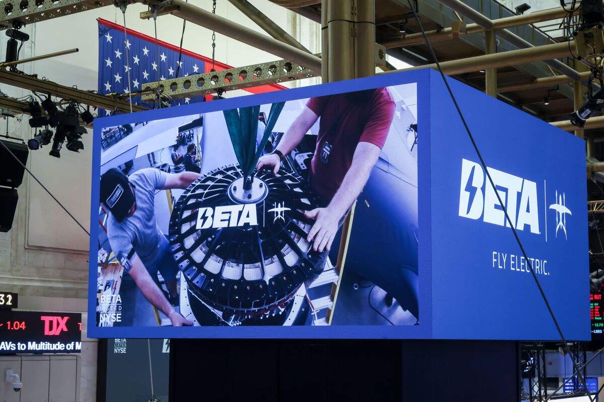 Illustrative photo for: Wall Street Bullish Beta Boosts Electric Regional Aircraft