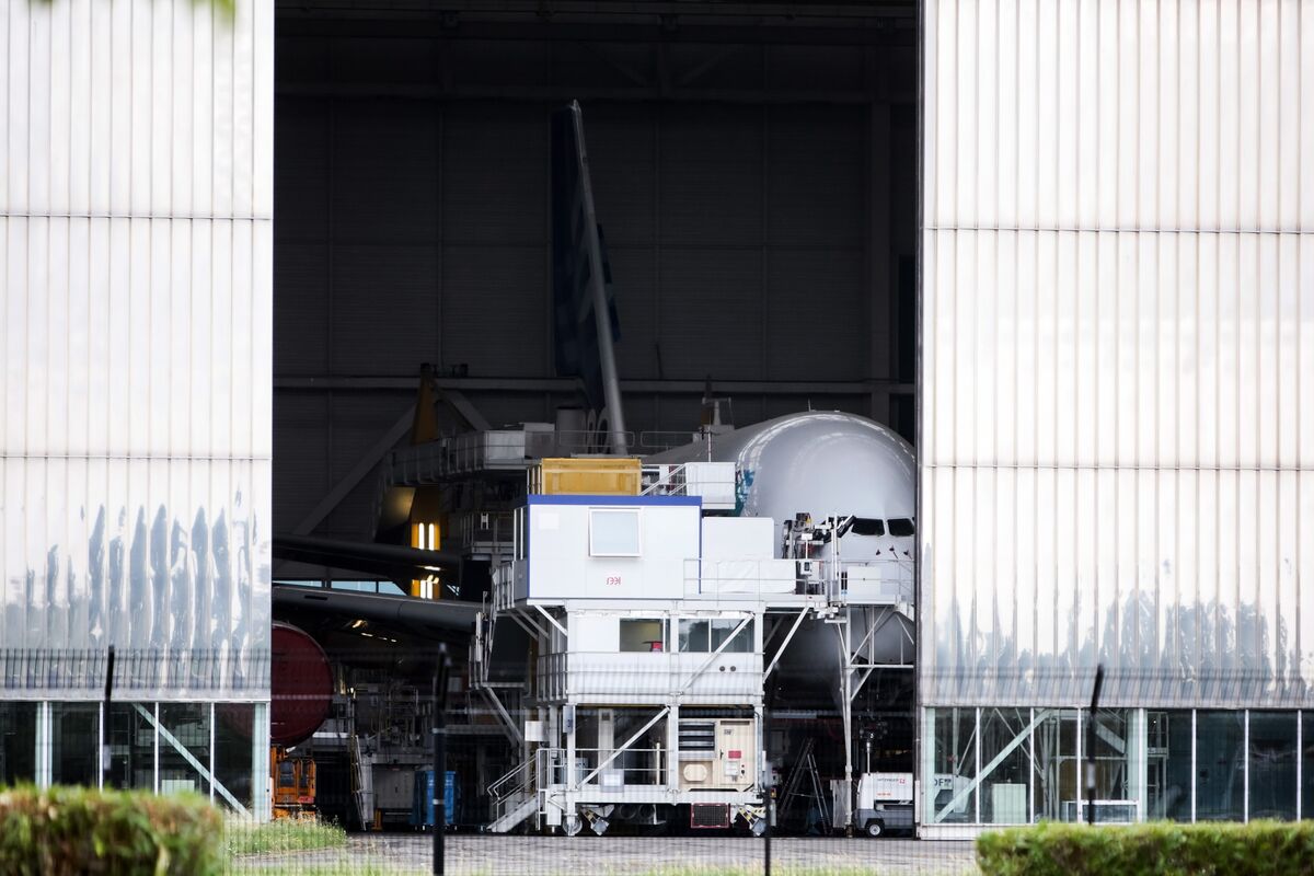Illustrative photo for: Airbus Aircraft Delivery Halt: Company Lowers 2023 Targets