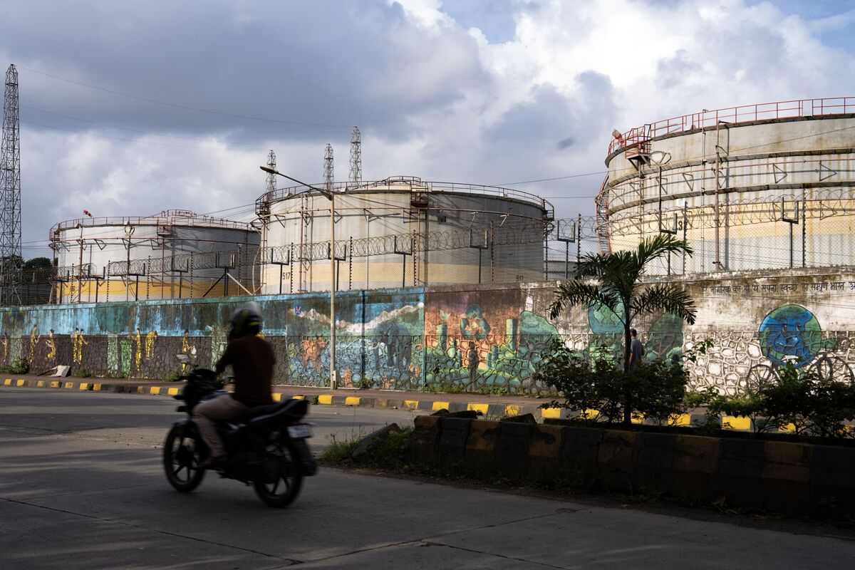 Illustrative photo for: India Russian crude imports Drop to Four-Year Low Despite